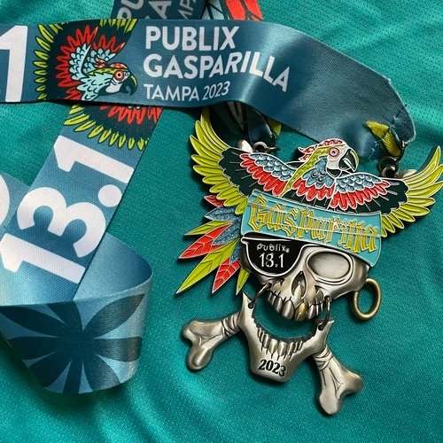 A medal with a skull and crossbones on it.